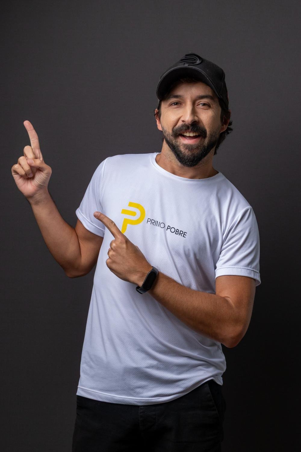 Primo Pobre sorrindo e apontando para cima