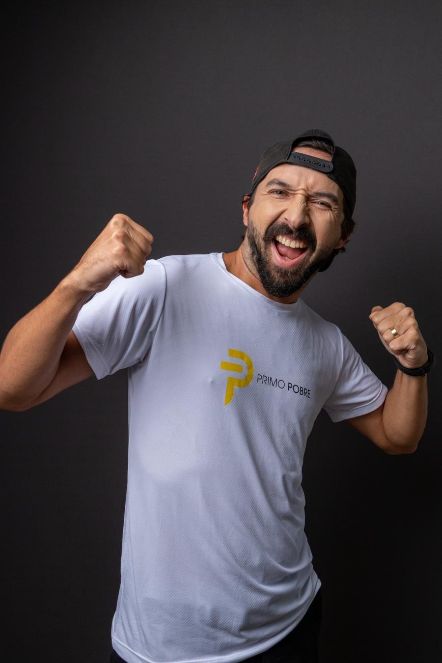 Primo Pobre comemorando com os punhos erguidos