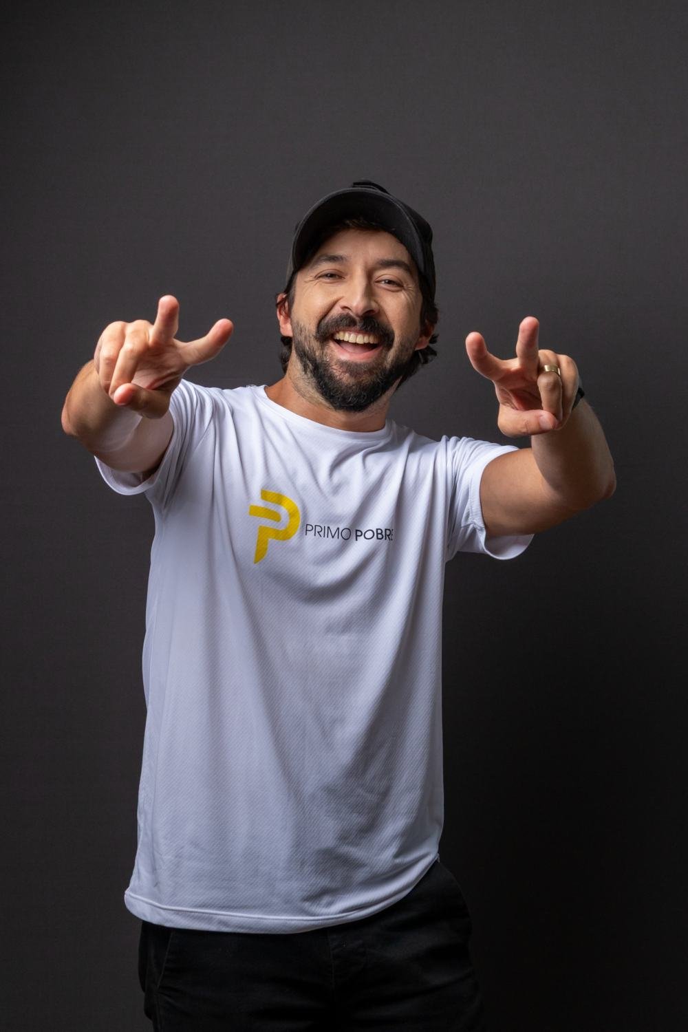 Eduardo Feldberg, o Primo Pobre, sorrindo e apontando para quem visita o site