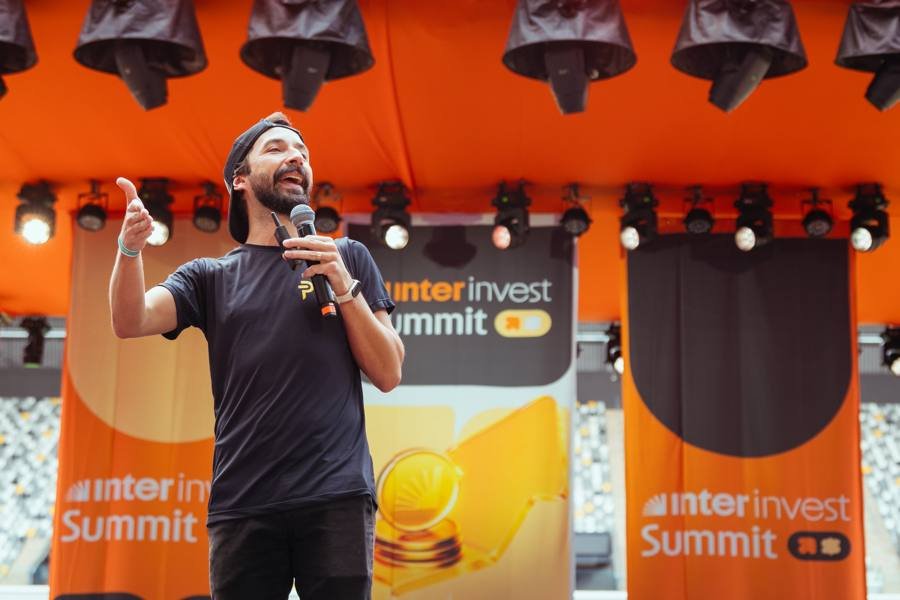 Primo Pobre falando no palco do Inter Invest Summit